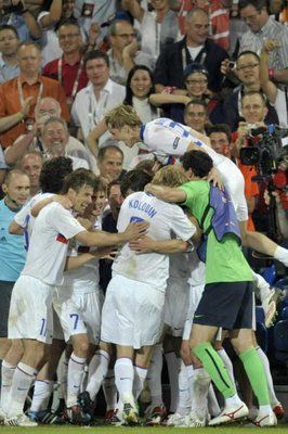 فرحة الروس بالهدف الثالث الذي سجله ارشافين