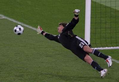 كوبيه يصد كرة في مباراة ايطاليا في كاس اوربا