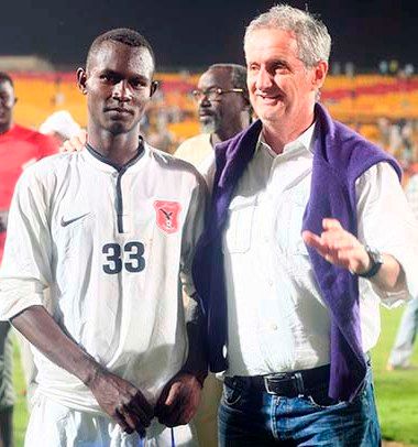 البوسني كولوفيتش مدرب الأهلي مع مهاجم الفريق وليد الشعلة