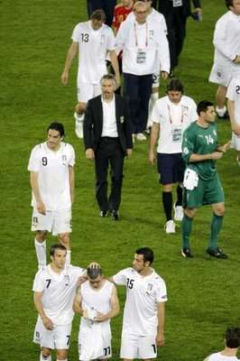 لاعبو ايطاليا يخرجون من الملعب ومن البطولة