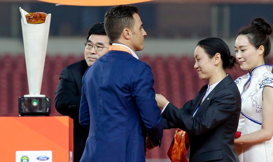 كانافرو يتلقى الميدالية الفضية في حفل التتويج بعد نهاية اللقاء