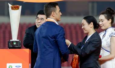 كانافرو يتلقى الميدالية الفضية في حفل التتويج بعد نهاية اللقاء