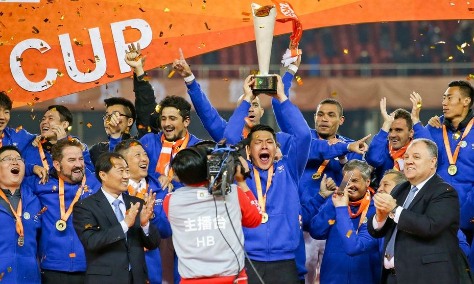 الحارس وانج دالي يرفع كأس السوبر 2015 مع زملائه بفريق شاندونج