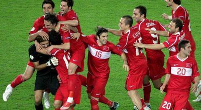 لاعبي تركيا بعد الفوز على كرواتيا