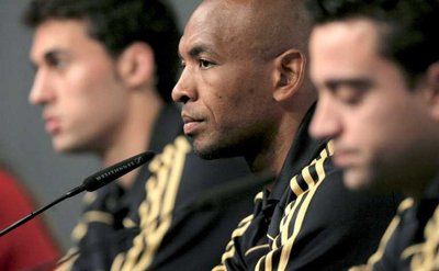 اربيلوا ( اقصى اليسار) في المؤتمر الصحفي