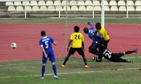 الإيفواري أديكو مسجلاً للعهد في مرمى الساحل