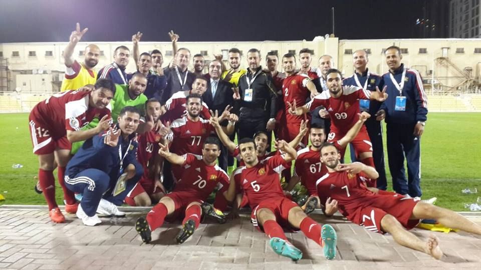 فرحة لاعبي فريق الجيش بعد تجاوزهم الهلال الفلسطيني