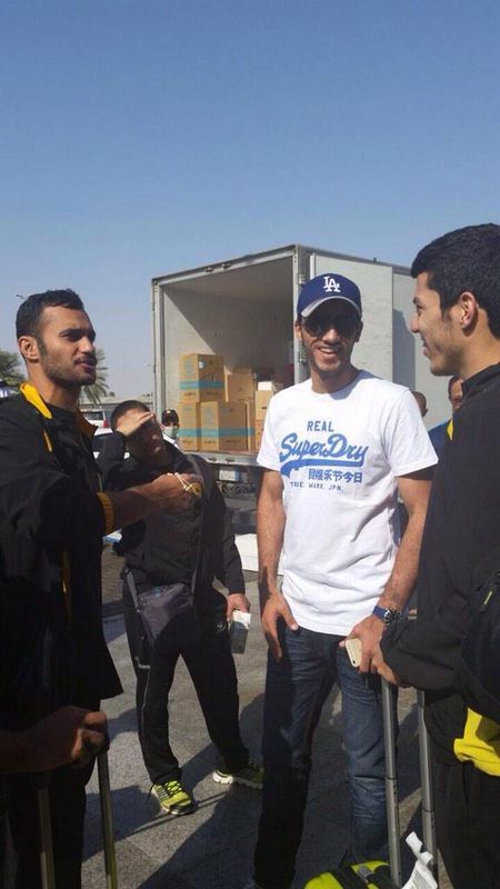 ‏‫السومة يتبادل الأحاديث مع الخالدي والعنزي. 