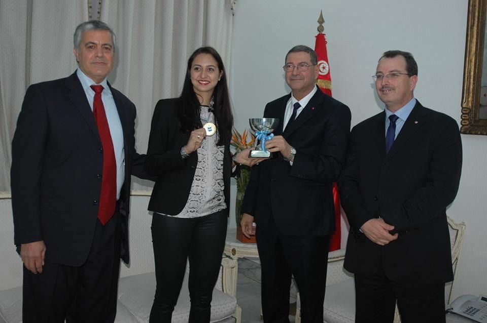 سارة تقدم لقبها العالمي لرئيس الحكومة التونسية 