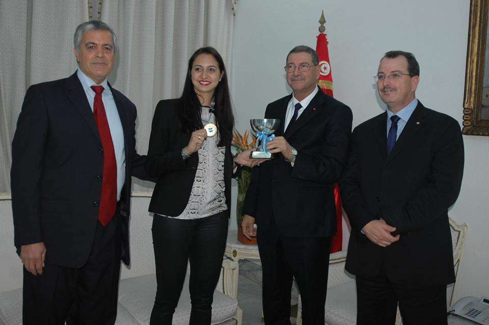 سارة تقدم لقبها العالمي لرئيس الحكومة التونسية 