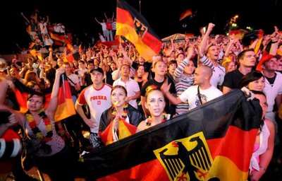 فرحة الجمهور الالماني بالتأهل الى النهائي