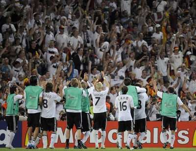 فرحة اللاعبين الالمان بالفوز مع الجماهير