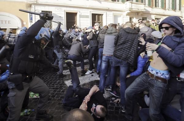 2015-02-19t201527z_426583007_gm1eb2k0bm801_rtrmadp_3_soccer-europa-feyenoord-arrests_reuters