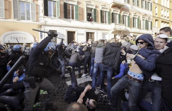 2015-02-19t185458z_479893432_gm1eb2k07zi01_rtrmadp_3_soccer-europa-feyenoord-arrests_reuters