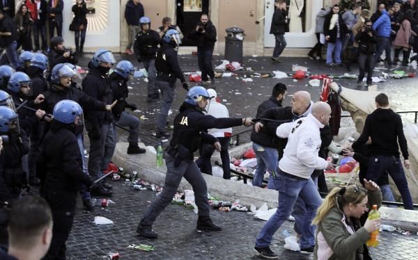 2015-02-19t185306z_1020035864_gm1eb2k07w801_rtrmadp_3_soccer-europa-feyenoord-arrests_reuters