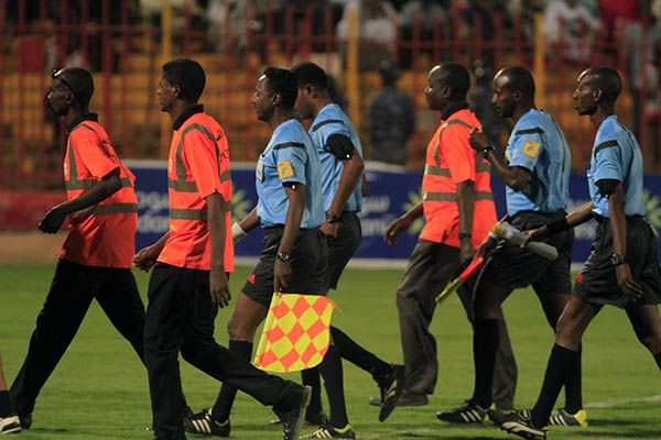 خروج الحكام مع طاقم الأمن بدون رجال شرطة بعد نهاية المباراة