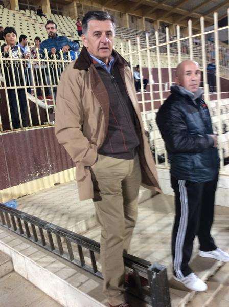 بونياك تابع مباراة القادسية والسالمية امس وقوفا من ملعب المباراة.