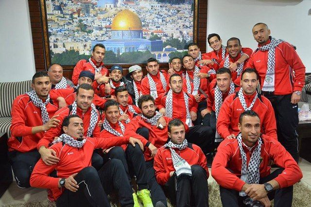 بعثة الجزيرة لحظة وصولها فلسطين