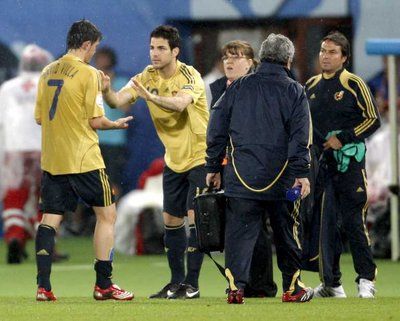 ديفيد فيا لحظة خروجه من الملعب مصابا في مباراة روسيا