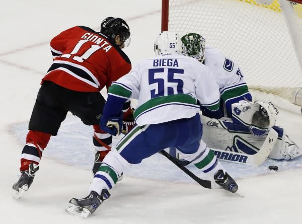 2015-02-21t025009z_1711236208_nocid_rtrmadp_3_nhl-vancouver-canucks-at-new-jersey-devils_reuters