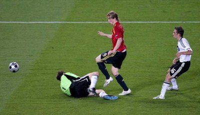 توريس لحظة لعب الكرة في المرمى الالماني