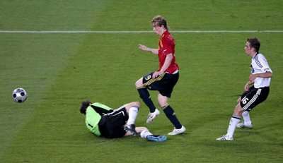 توريس لحظة لعب الكرة في المرمى الالماني