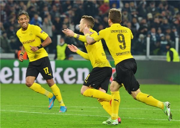 فرحة لاعبي دورتموند بالفوز في لقاء سابق