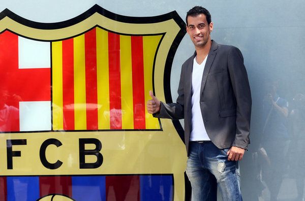 sergio-busquets-posa-delante-d_54379759526_54115221154_600_396