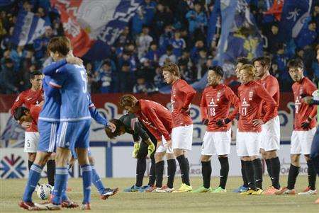 لاعبو فريق اوراوا ريدز بعد خسارتهم أمام سامسونج الكوري