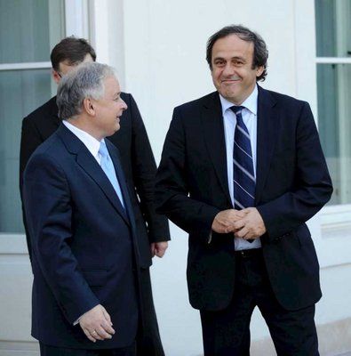 الرئيس البولندي ليتش كازينسكي (اليسار) يتحدث الى رئيس الويفا بلاتيني