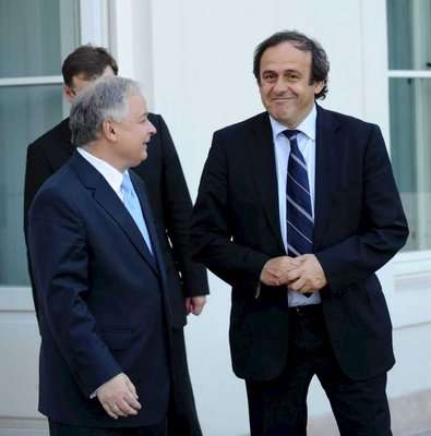 الرئيس البولندي ليتش كازينسكي (اليسار) يتحدث الى رئيس الويفا بلاتيني