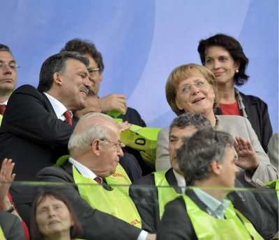 الرئيس التركي (اليسار) اثناء المباراة امام المانيا