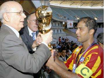 الوزير الأول التونسي و هو يسلم رمز اللقب إلى كابتن الترجي