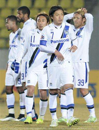 لاعبو فريق جامبا اوساكا بعد الخسارة