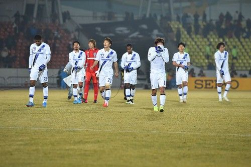 لاعبو فريق جامبا اوساكا بعد الخسارة