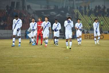 لاعبو فريق جامبا اوساكا بعد الخسارة