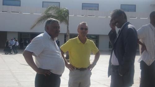 سعادة سفير السودان بالمغرب (يمين) المدرب الالماني مايكل كروجر(وسط) والكاتب العام للاوليمبيك (يسار)