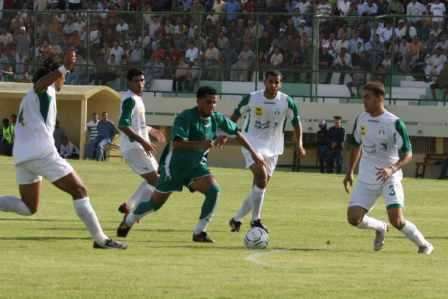 مهاجم الخليج يشق الطريق نحو شباك الأهلى طرابلس