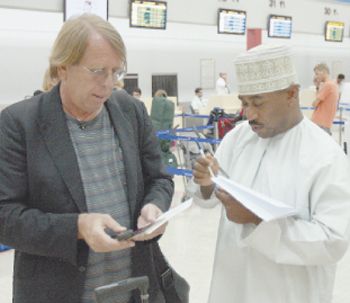 الزميل راشد شنون اثناء اجراء الحوار مع كلود في مطار مسقط الدولي