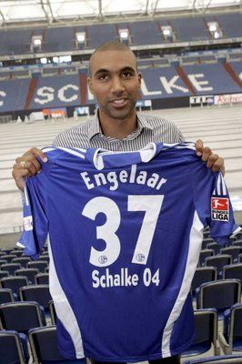 انجيلار يستعرض قميص فريقه الجديد شالكة