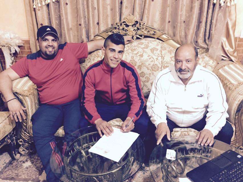 شديفات خلال توقيعه العقد 