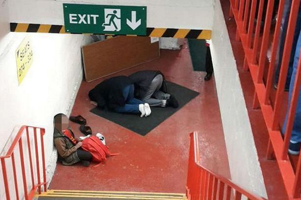 muslims-praying-during-a-liverpool-match