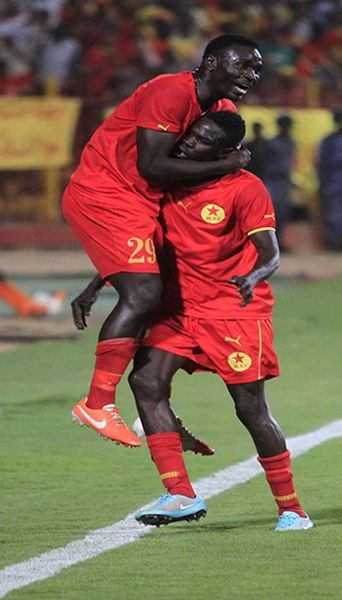 عجب يهنئ ضفر بالهدف الأول