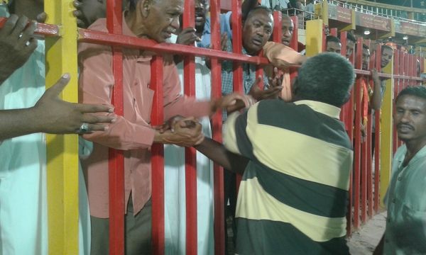 مدرب المريخ العام  مع جماهير النادي اليوم