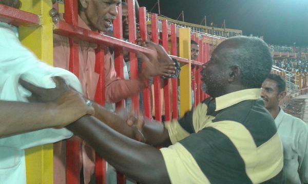 محسن سيد يحتفل مع جماهير  المريخ 