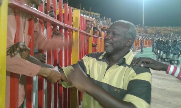 محسن سيد يتبادل التهاني مع انصار المريخ عقب مباراة انجولا