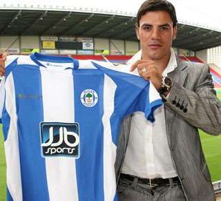 المهاجـم عمـرو زكـي يحمـل قميـص فريقـه الجديـد