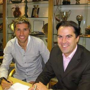 بـيهـرامـي أثناء توقيع العقد وبجانبه دوكسبوري