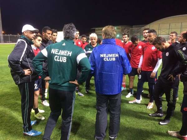 بوكير محاضرا في لاعبي النجمة على هامش التدريبات في المنامة 