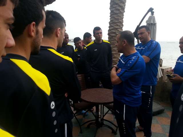 لحظة وصول وفد المنتخب إلى البحرين 